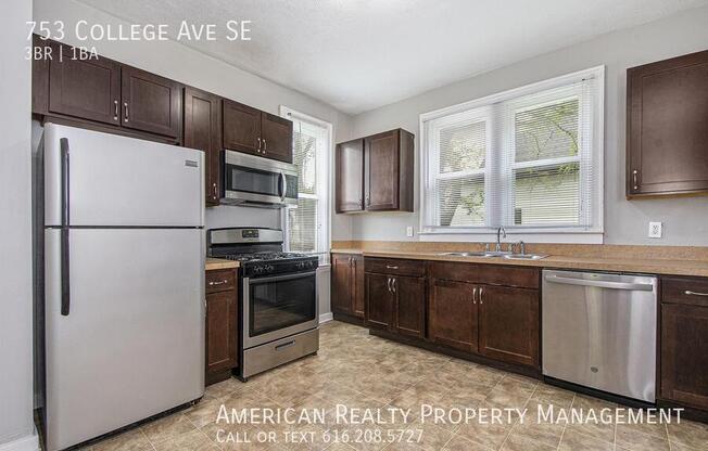 753 COLLEGE AVE SE