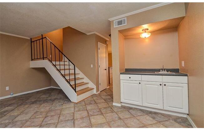 Newly Renovated Spacious Town home!!