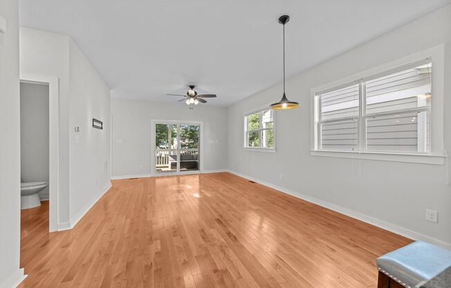 Modern 3 Bedroom home inside Downtown Raleigh, Fenced-in Backyard, Updated Kitchen, Pet Friendly!