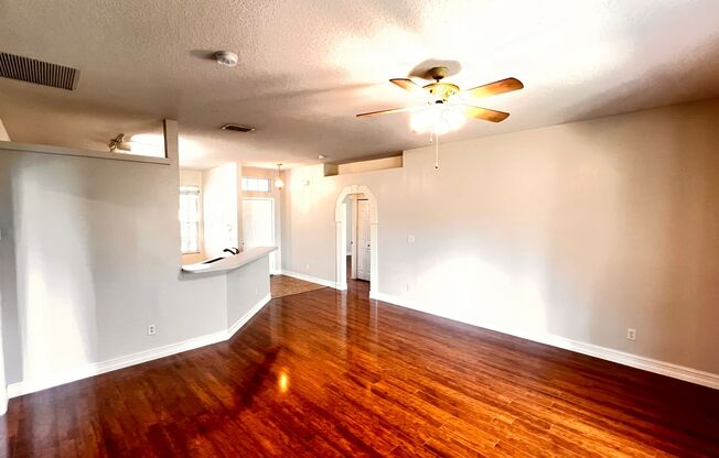 Charming 3 Bedroom and 2 Bath Home in Apopka! Washer and Dryer INCLUDED!