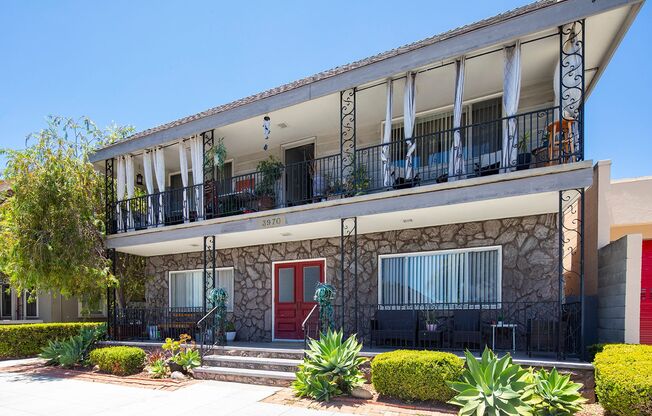 OPEN HOUSE: 10/4 9:30-10:30AM ~ Mission Hills: 1BR in Unique, Historic Building with Balcony!