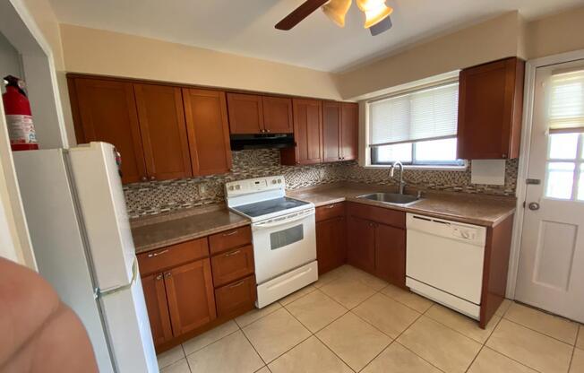 323 GILL LN