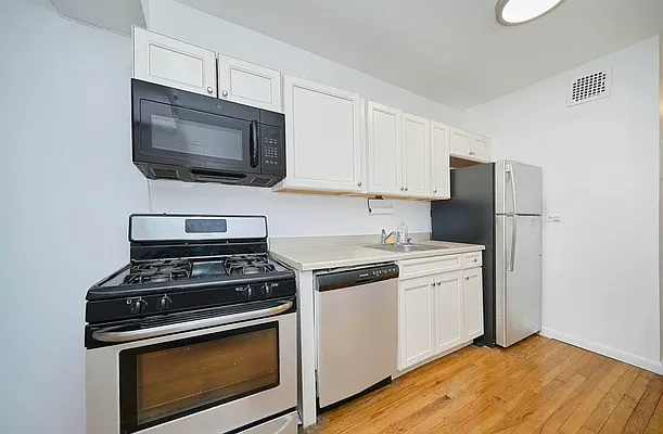 103 W 105 ST
