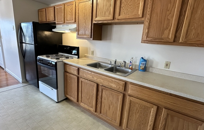 3 beds, 1 bath, 912 sqft, $1,800, Unit 5