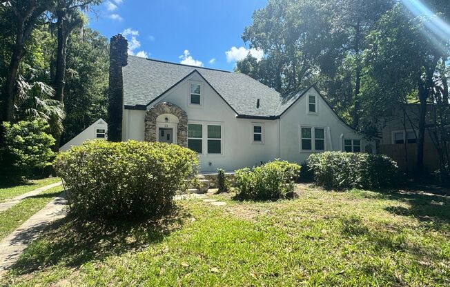 3/2 (University Park) Step into a world of timeless charm and modern convenience with this beautifully renovated historic home, nestled in an ideal location close to the vibrant pulse of the University of Florida and close proximity to shops and restauran