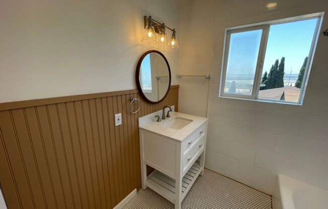 $500 OFF First Month's Rent! Remodeled 1BD in Mission Hills with Views of the San Diego Bay, NO Carpet, Onsite Laundry, and Lots of Natural Light!