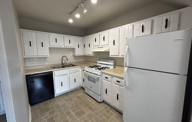 2 beds, 2.5 baths, 1,339 sqft, $1,149, Unit 613