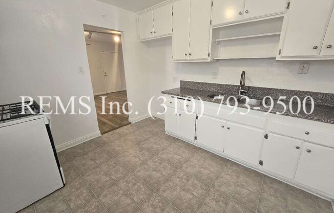 2 beds, 1 bath, 800 sqft, $2,295