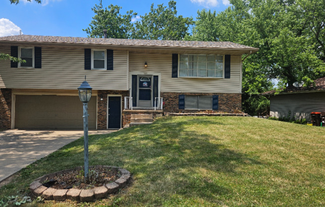 1605 W LINCOLNWOOD PL