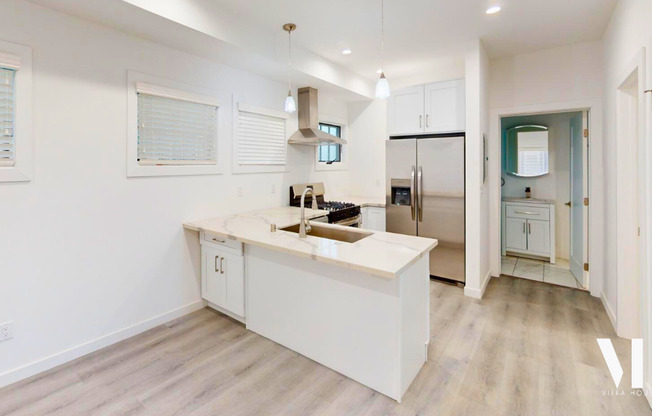 27 West Apartment Homes Near USC Campus!