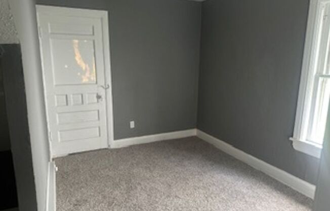 1-Bedroom Apartment in Quiet 4-Plex with Off-Street Parking