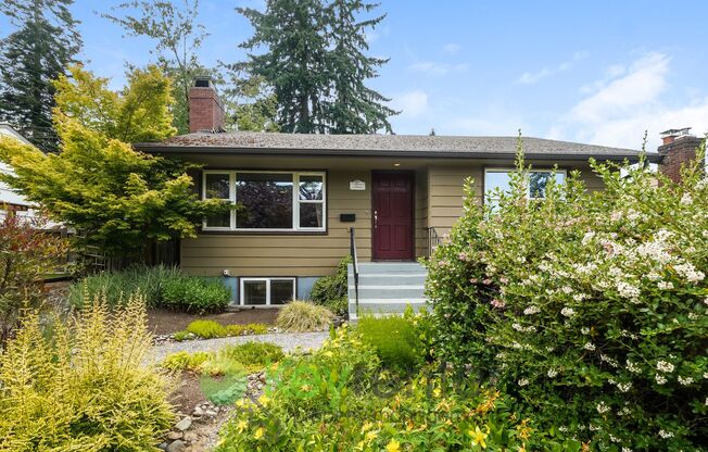 Your West Seattle Retreat – Hot Tub, Firepit & Quiet Streets Await
