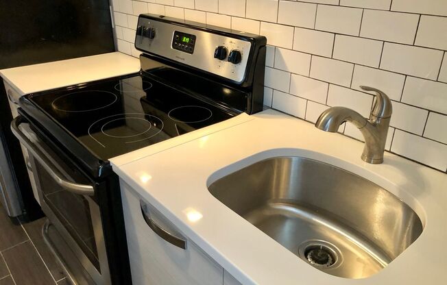 Studio, 1 bath, 430 sqft, $950, Unit Unit #3