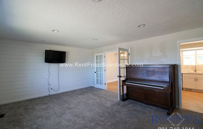 2 beds, 1 bath, 1,014 sqft, $1,499, Unit 498 E Paty Circle -Upstairs