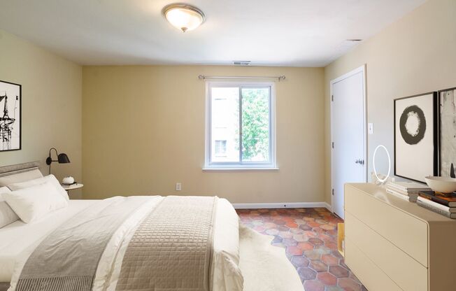 Beautiful Three Bedroom in Washington Square West