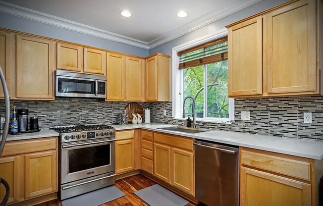 7 beds, 3.5 baths, $7,000