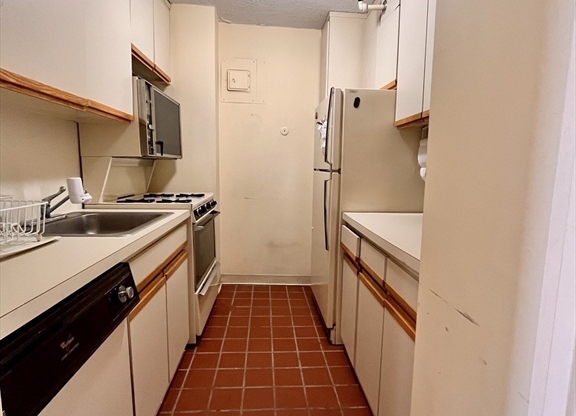 1 bed, 1 bath, 605 sqft, $3,500, Unit 23L