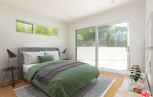 3907 DE LONGPRE AVE