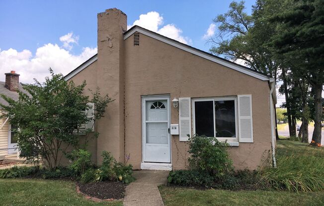 **2-BEDROOM HOUSE W/ DETACHED GARAGE IN BEECHWOLD!!**