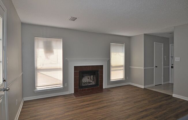 Spacious 4-Bedroom, 2-Bathroom Townhome in Grand Prairie!