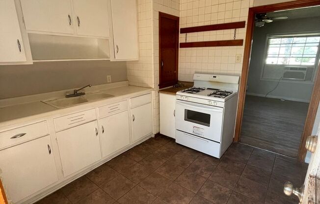 2 beds, 1 bath, $895