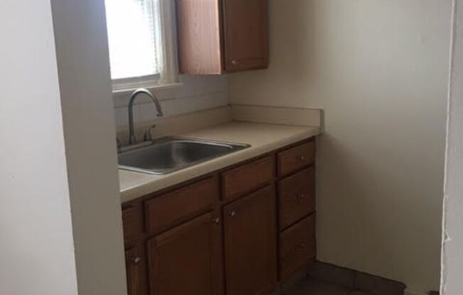 2 beds, 1 bath, 775 sqft, $1,060, Unit 628 Southcrest Court #1