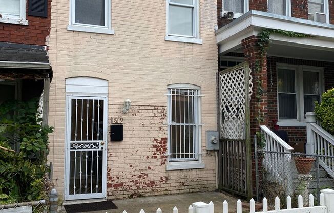 Charming 3BR Townhome Near Eastern Market with Private Yard and Prime DC Access