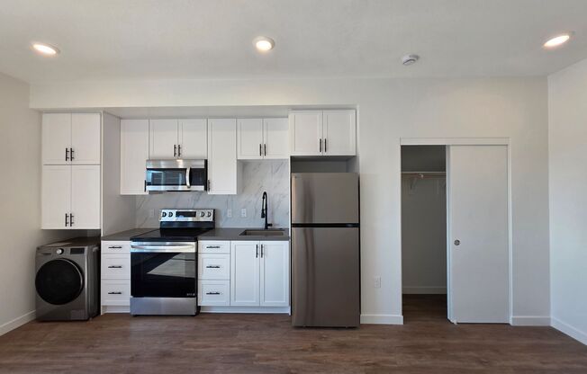 Studio, 1 bath, 324 sqft, $1,805, Unit 407