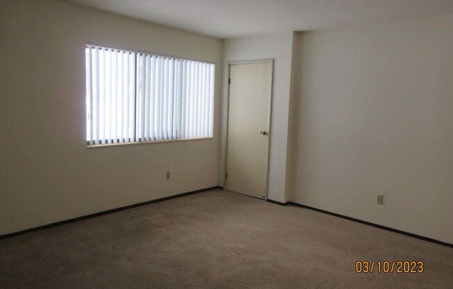 2 beds, 1 bath, $1,075, Unit 15621 - 03