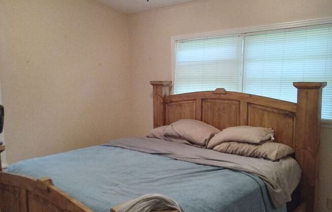 2 beds, 1 bath, $1,300