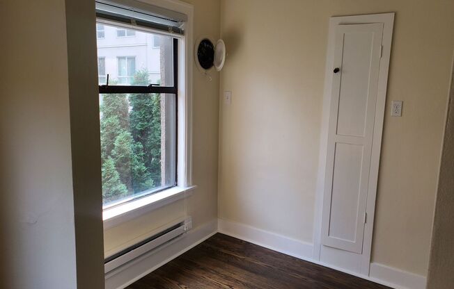 Studio, 1 bath, 429 sqft, $1,275, Unit Unit 208