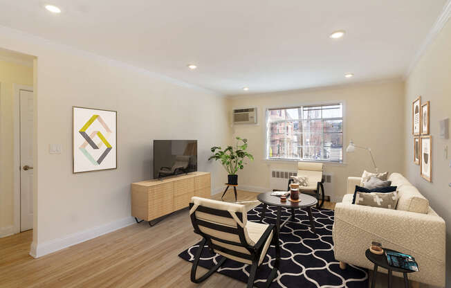2 beds, 1 bath, 755 sqft, $3,895
