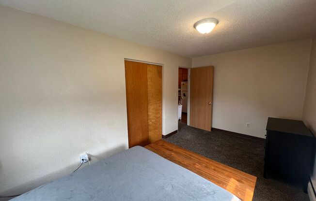 2 beds, 1 bath, $895