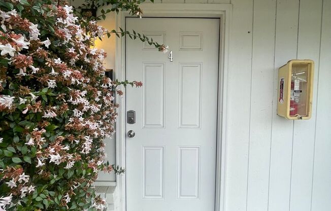 515 16th Ave W, Kirkland WA 98033 -