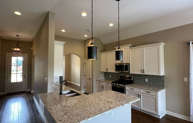Gated Community minutes from Silo Square in Southaven! 5 BR/ 3 BA in Estates of Snowden Grove