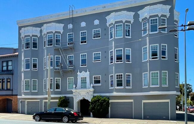 HUGE 2 Bed/1 Bath Marina Gem! Laundry! Progressive!