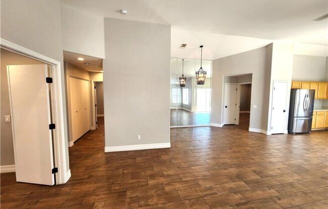 Single-story 3 bedroom home avaible for immedate move-in
