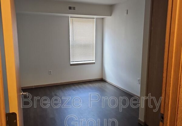 2 beds, 1 bath, 855 sqft, $975