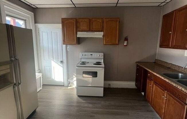 2 beds, 1 bath, $900, Unit 220 Iron St Apt 3