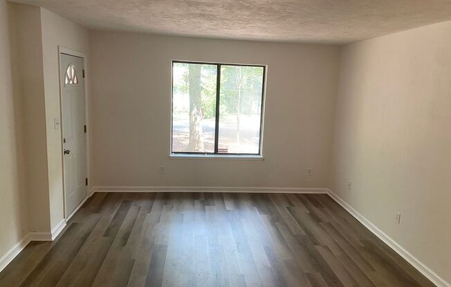 Recently Remodeled 2 Bedroom 1 Bathroom Duplex!