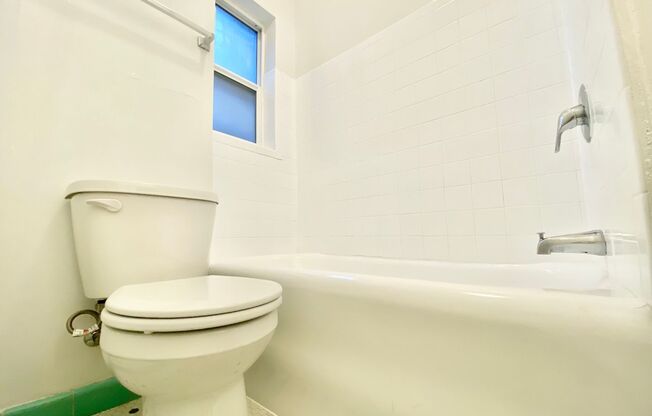 Studio, 1 bath, 330 sqft, $1,095, Unit 103