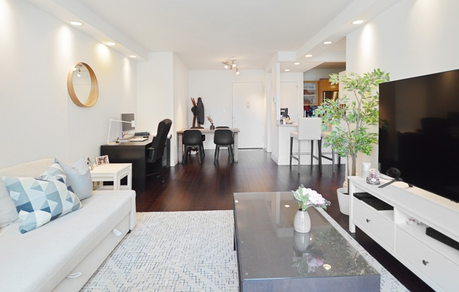 1 bed, 1 bath, $4,250, Unit 24D