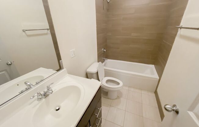 3 beds, 2 baths, 1,270 sqft, $3,100, Unit 1827L-G