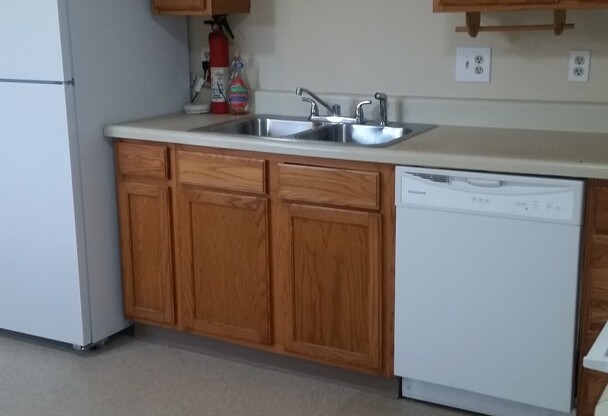 2 beds, 1 bath, $1,050, Unit # 5