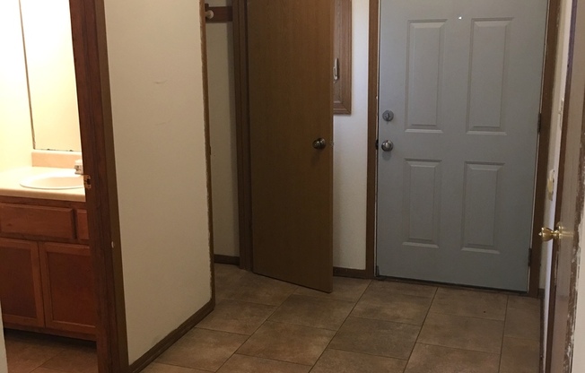 Spacious Condo with 1 Car Garage - Close to MU College & Hospital