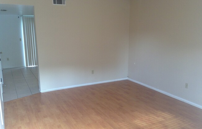 Great 2 Bed/ 1.5 Bath Very Close to UCF!