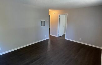 2 beds, 1 bath, 700 sqft, $795, Unit B