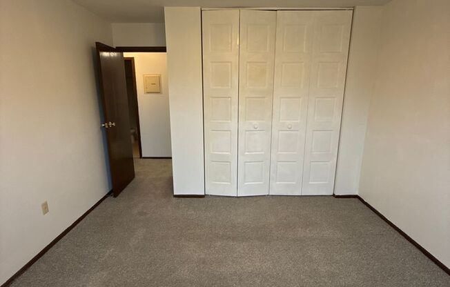 2 beds, 1 bath, $800, Unit 16