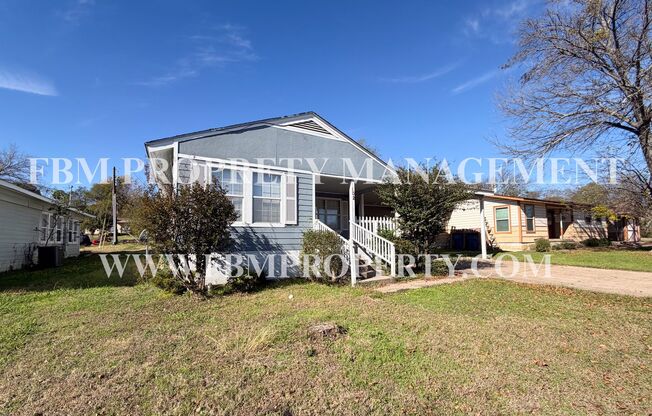 102 Sunset Circle - Charming 3 Bedroom, 2 Bathroom Home in Alvarado, TX!