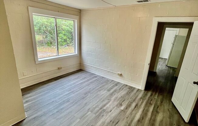 Beautifully Remodeled (1BR/1BA) Lakeland Duplex